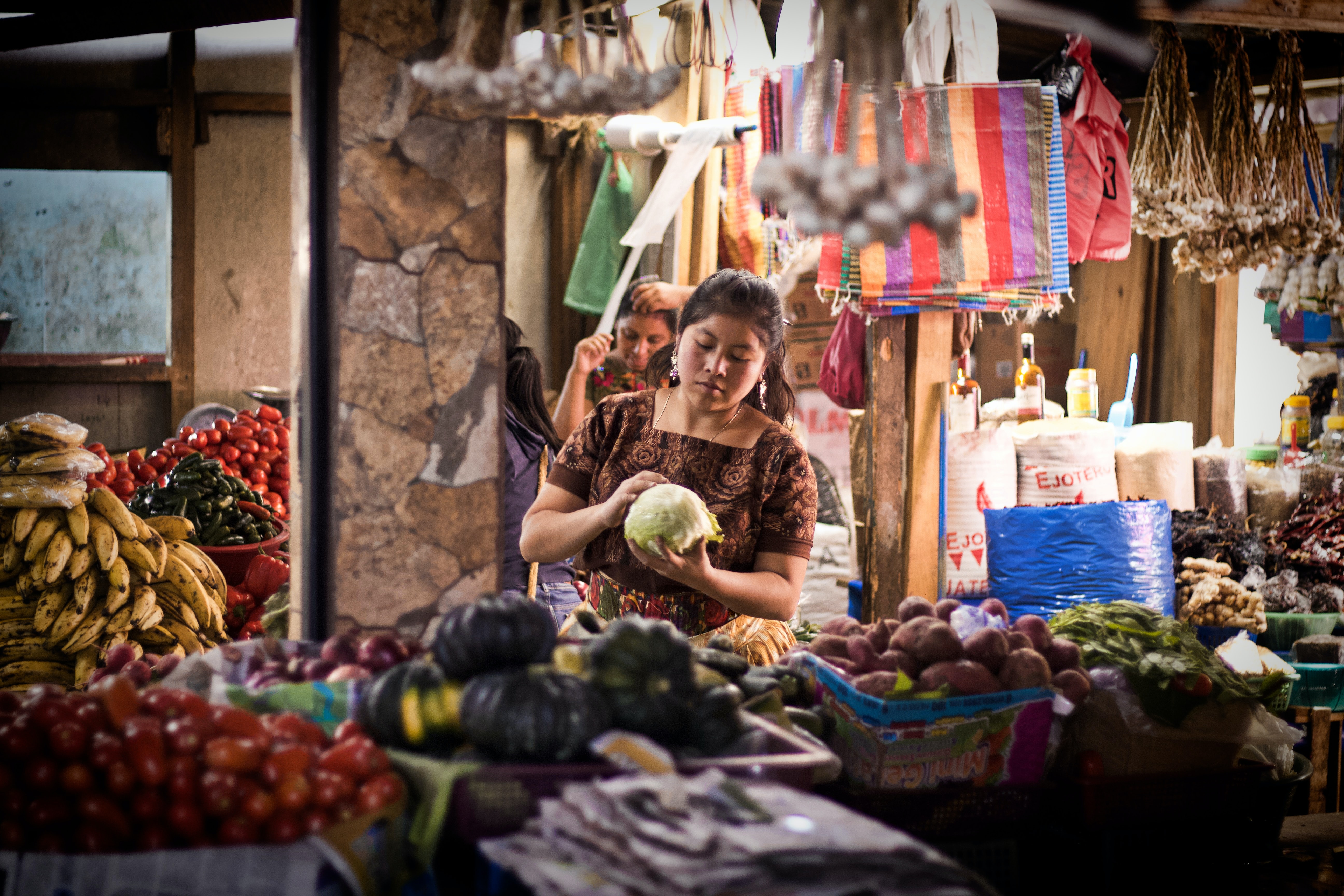 guatemalan-women-in-market